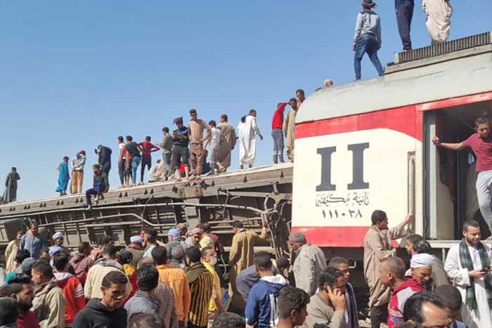 埃及火车相撞致32死