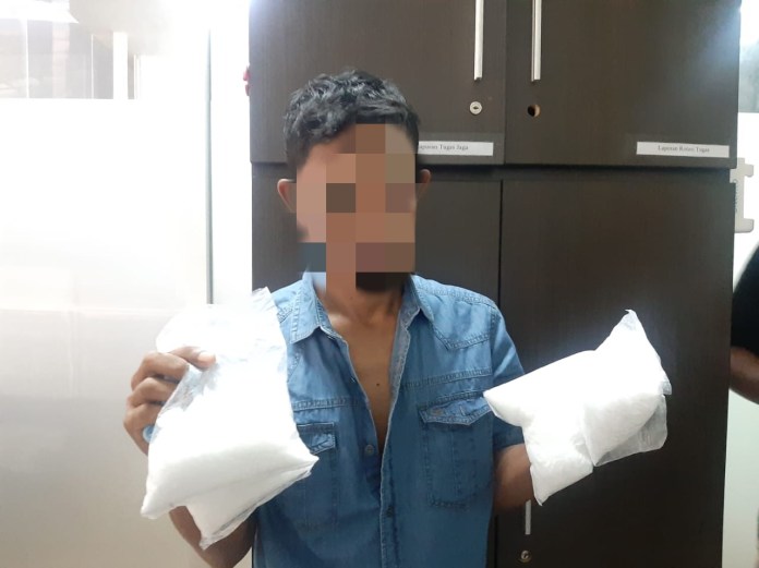 一名飞往锡江乘客偷隐藏 1.09 公斤毒品在牛奶盒里被捕