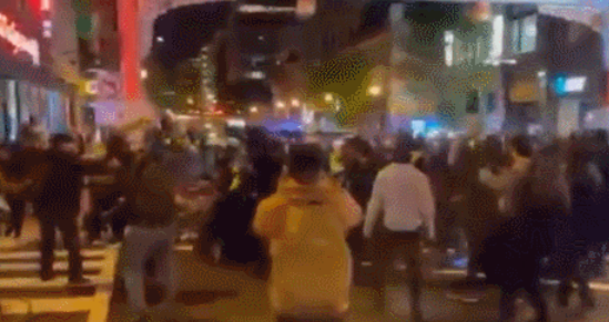 美国唐人街爆发冲突：示威者与警方撕打，多人被捕