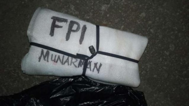 神秘包裹？在德博发现一个包裹上写着 “FPI Munarman”