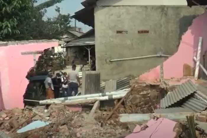 高降雨和土地移动，勿加西（Bekasi）数十所房屋倒塌