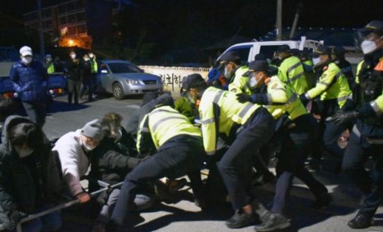 韩国爆发冲突：建人墙拦军车，多人受伤