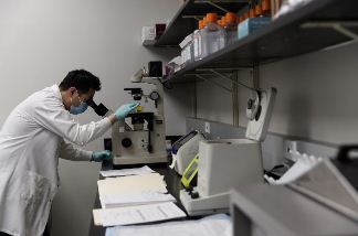 Altimmune位于马里兰州盖瑟斯堡的实验室内，科学家在研发一款鼻喷雾式新冠疫苗