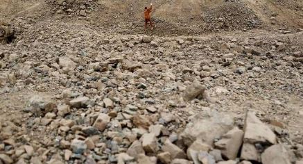印尼苏门答腊岛：一非法金矿发生山体滑坡， 4人被埋