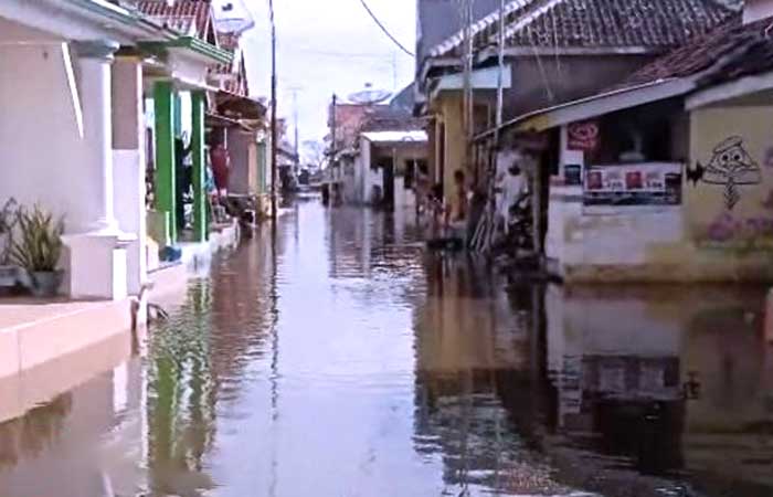 潮汐洪水来袭，庞越（Probolinggo）县住宅区被淹没
