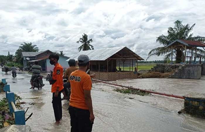 北苏门答腊洪水泛滥，数千栋房屋被淹——数百公顷稻田受损