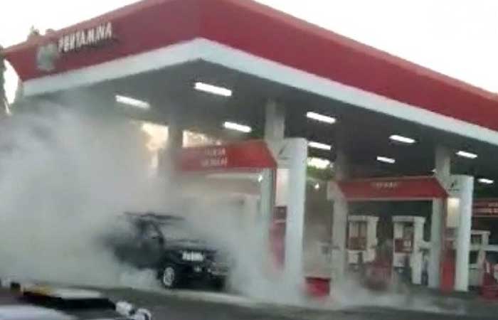 由于手机响起，汽车和车组在马都拉加油站加油时着火