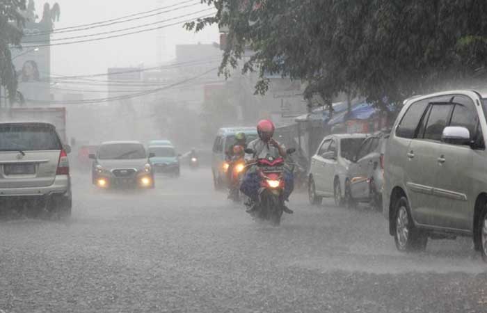 面对极端天气，雅加达副省长要求他的工作团队做好准备