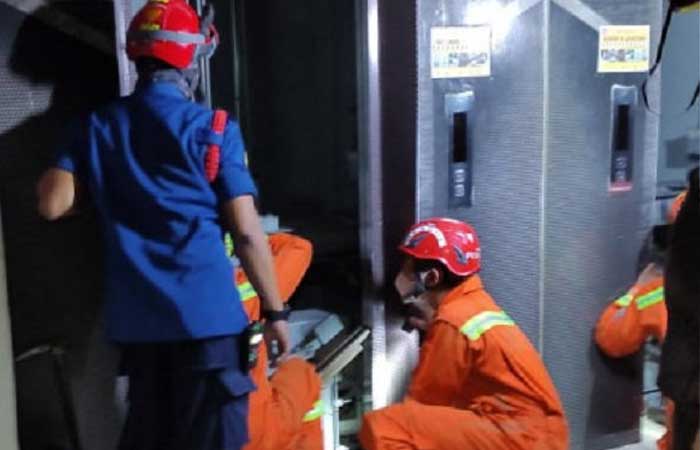 分秒必争！消防员营救 5 人被困在 Rabbani 大楼电梯中