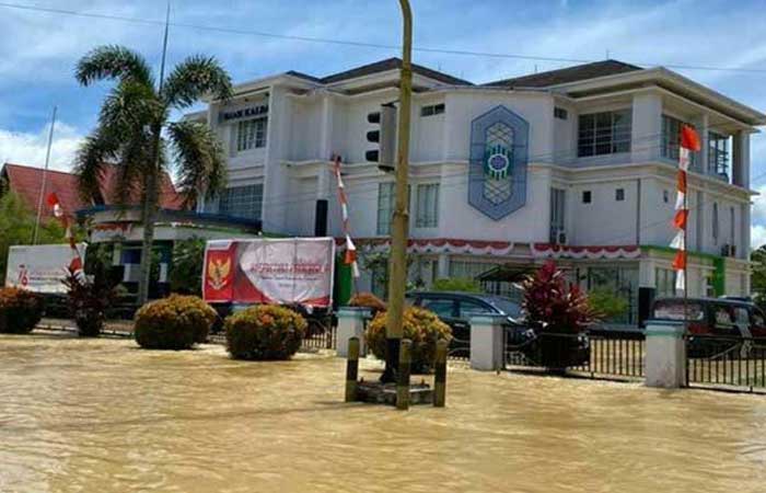 洪水不是障碍，西加里曼丹银行继续为客户和合作伙伴服务