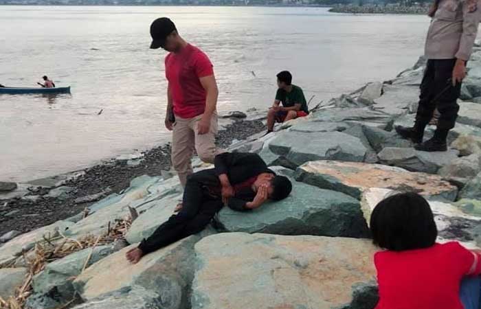 太可怕了，一名居民在巴鲁市的海滩上被鳄鱼咬伤