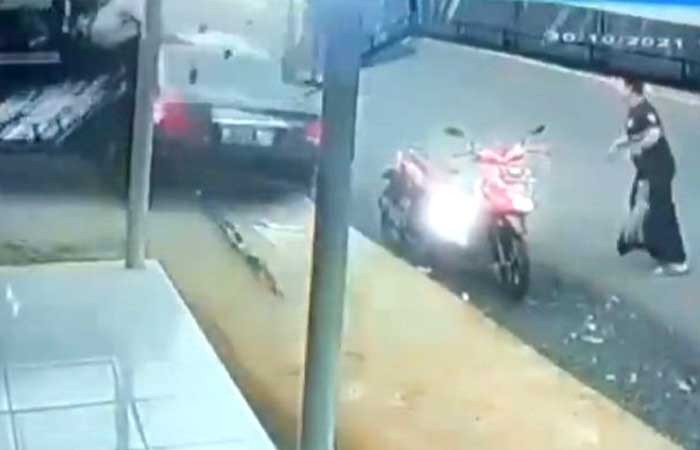 一辆汽车撞上正在板底兰迷你加油站加油的摩托车，1 人死亡！