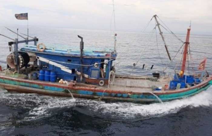 受飓风袭击，一艘来自石叻班让载有30吨槟榔船沉没