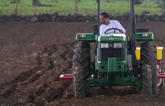 佐科维总统与杰内彭托农民一起使用拖拉机种植玉米