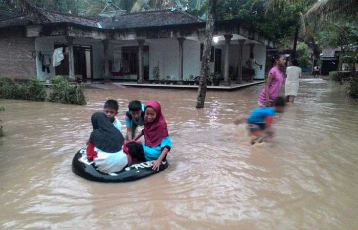 西努沙登加拉省 2 个县区遭洪水袭击，1 座桥梁严重受损