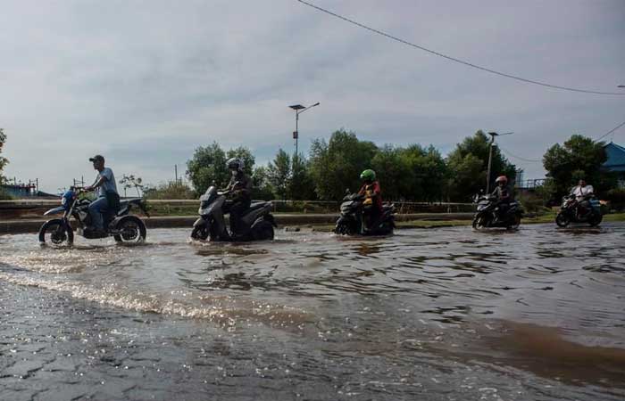 为防洪水，雅加达准备工作人员和防洪水设备