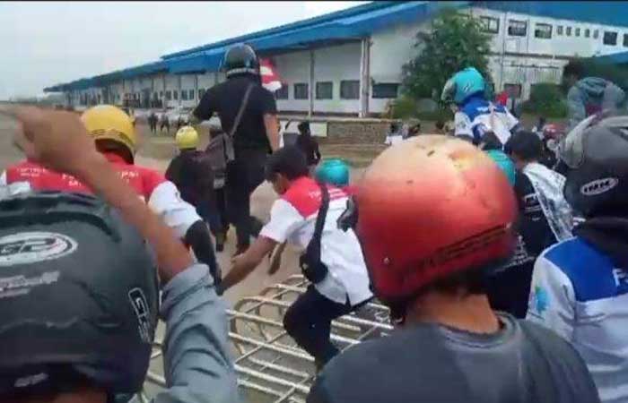 马者连加劳工示威混乱，人群推倒工厂大门，气氛火爆影片曝光！