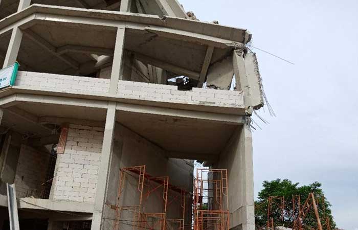 雅加达 96 号国立高中大楼倒塌时，居民听到呼救声！