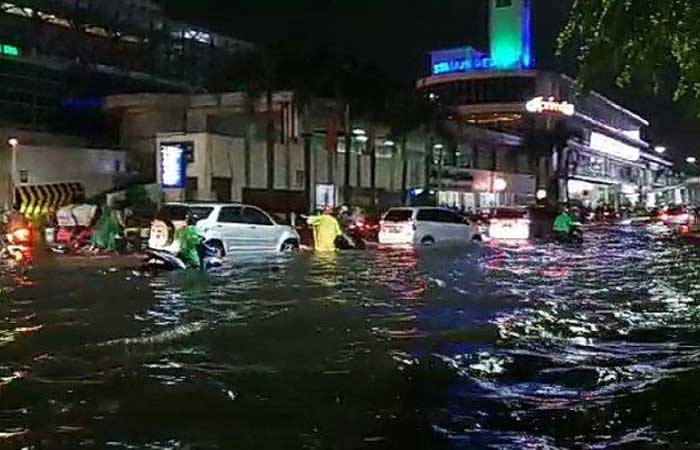 棉兰市洪水泛滥，波比从雅加达致歉
