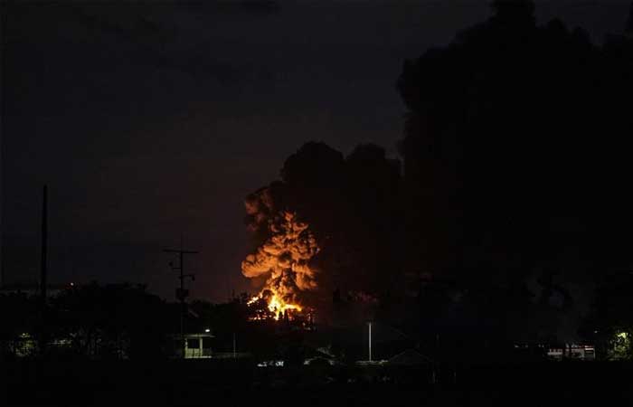 位于芝拉扎的北塔米纳国油公司炼油厂失火