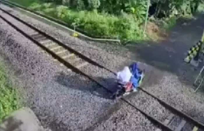 惊悚！南海漳摩托车被火车撞，一名母亲和孩子死里逃生，影片曝光！