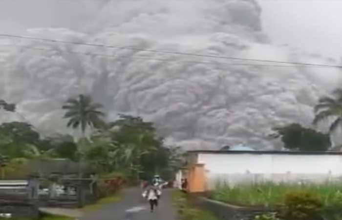 东爪哇塞梅鲁（Semeru）火山爆发