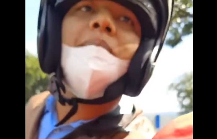 被提醒不要边骑摩托车边抽烟，男子在塞纳岩暴怒！