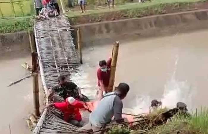 疏散不明尸体时竹桥坍塌，居民和警察掉入河中