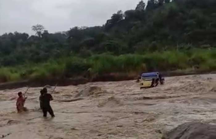 Danawarih 村的两名采砂工在洪水中丧生