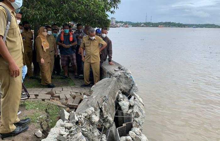 水泥运输船撞上 Ahmad Yani 路段堤岸，伯劳县长要求赔偿