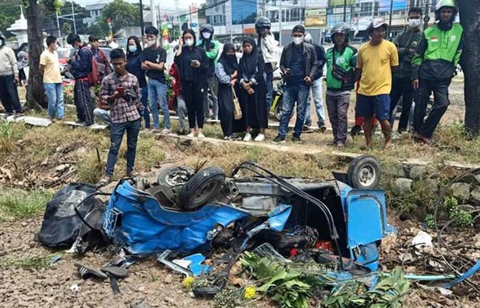 Bajaj 在勿加西被列车击中，2 名乘客死亡司机受伤
