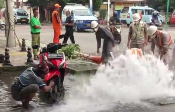 PDAM 官员正在忙着修理漏水，这人自在洗他的摩托车，趣味影片曝光！
