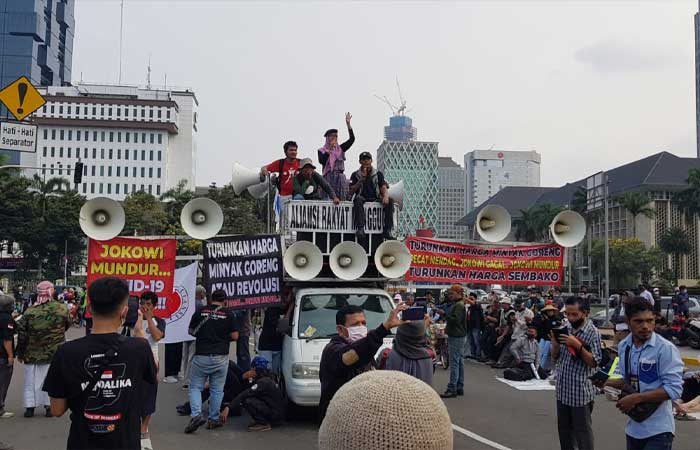 4 月 11 日，BEM SI 大规模示威开始涌入国会大楼前，影片曝光！