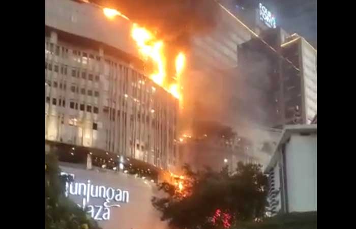 突发新闻：泗水 Tunjungan Plaza 广场失火