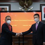 中国驻印尼大使陆慷向印尼国家研究创新署署长汉多科颁发中国政府友谊奖