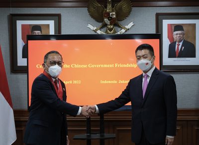 中国驻印尼大使陆慷向印尼国家研究创新署署长汉多科颁发中国政府友谊奖