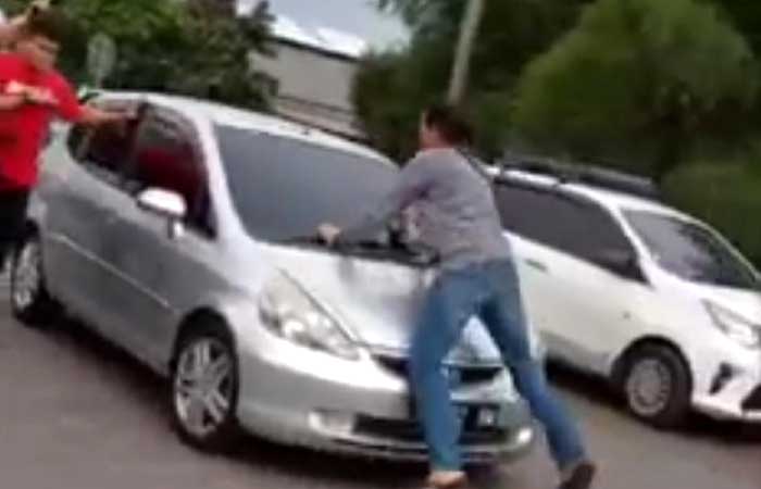 在 Pasir Koja 收费公路逮捕强盗，警察向车主鸣枪示警，影片曝光！