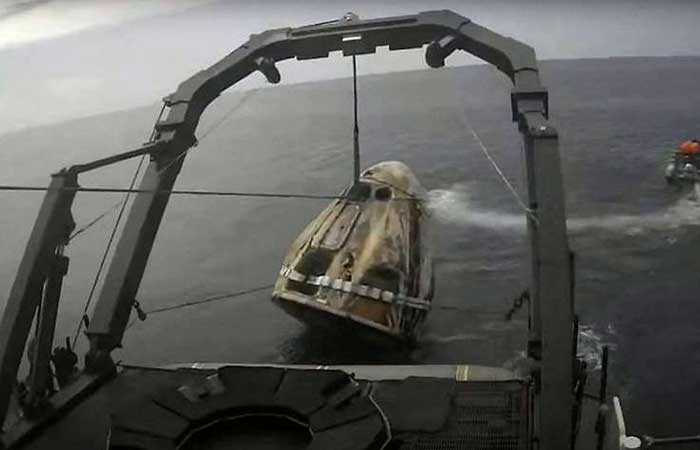 富豪搭乘的SpaceX太空舱在佛州大西洋海域被收回。（法新社）