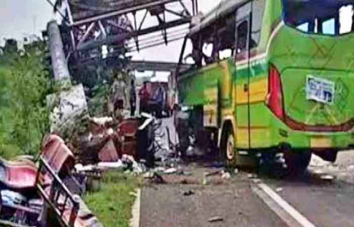 泗水-惹班高速路严重车祸14人丧生 无独有偶 加拉璜小巴猛撞4摩托车7人死亡