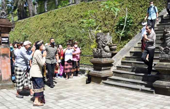 总统乘暇参观巴厘圣泉古寺 要求各方共同维护国家文化遗产