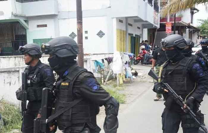 警方在玛琅市逮捕大学生的恐嫌分子