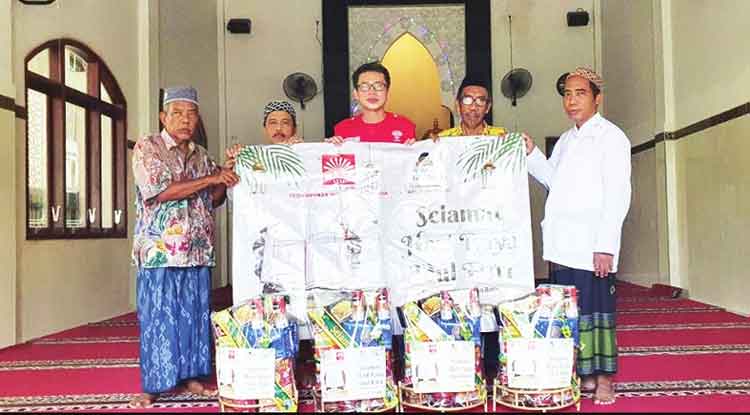 东爪哇INTI向诵经导师和弱势阶层居民分发开斋节礼包