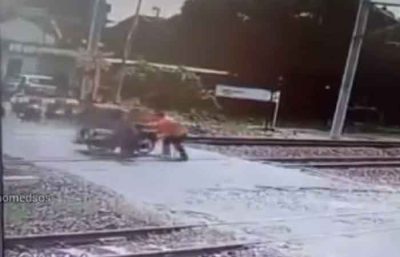 男子在铁路道口救下一名机动人力车司机及其乘客，影片曝光！
