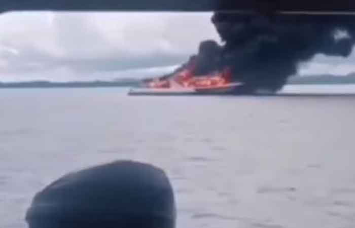 菲律宾跨海渡轮失火黑烟沖天 百余名乘客跳船画面曝