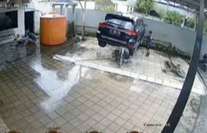 汽车在清洗时从液压顶部掉下来，差点砸到员工