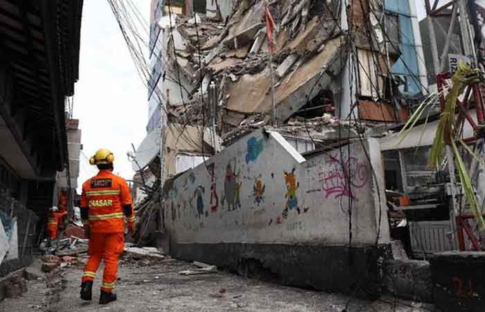 居民怀疑雅加达中部因省政府挖掘工程导致建筑物倒塌
