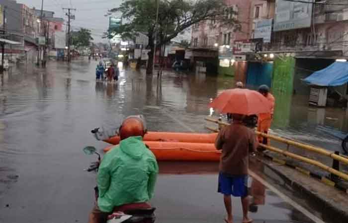 豪雨连连，大雅加达地区一些住宅区被淹没！