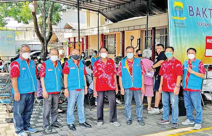 万隆华族关怀团队和警察局合作接种加强剂疫苗