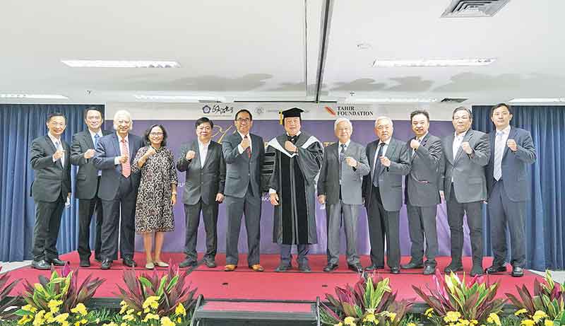 印尼宪法总统国策顾问翁俊民荣获第八个博士头衔