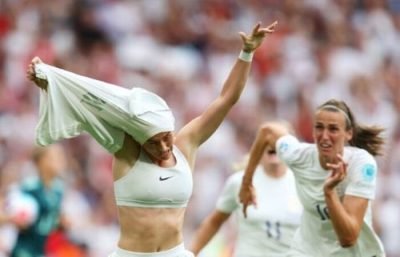英格兰女足赢冠军靠“运动胸围”